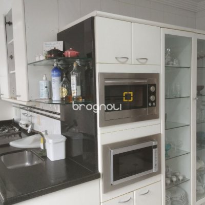 Casa com 420m², 5 quartos (sendo 3 suítes), 2 garagens, no bairro Barreiros em São José