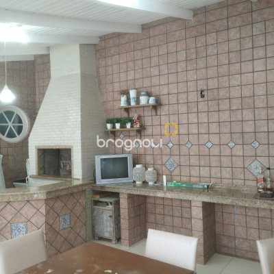 Casa com 420m², 5 quartos (sendo 3 suítes), 2 garagens, no bairro Barreiros em São José