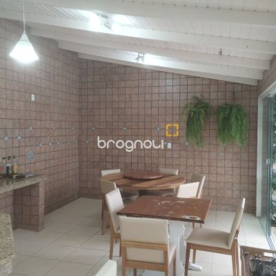 Casa com 420m², 5 quartos (sendo 3 suítes), 2 garagens, no bairro Barreiros em São José
