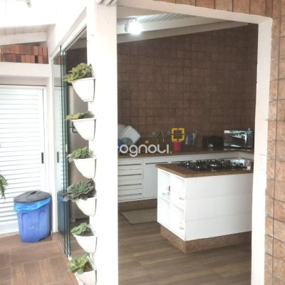 Casa com 420m², 5 quartos (sendo 3 suítes), 2 garagens, no bairro Barreiros em São José