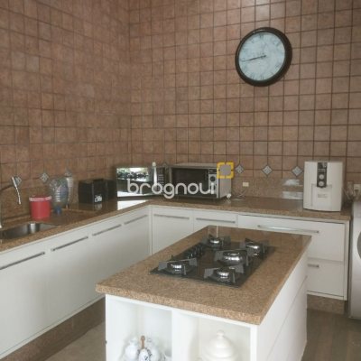 Casa com 420m², 5 quartos (sendo 3 suítes), 2 garagens, no bairro Barreiros em São José