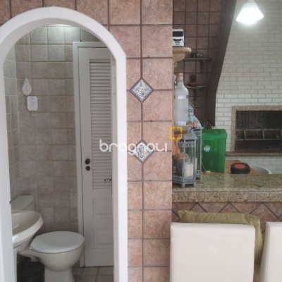 Casa com 420m², 5 quartos (sendo 3 suítes), 2 garagens, no bairro Barreiros em São José