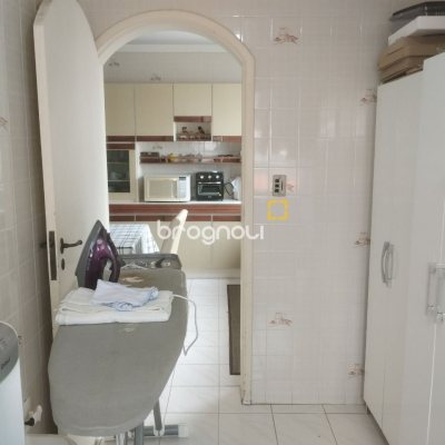 Casa com 420m², 5 quartos (sendo 3 suítes), 2 garagens, no bairro Barreiros em São José
