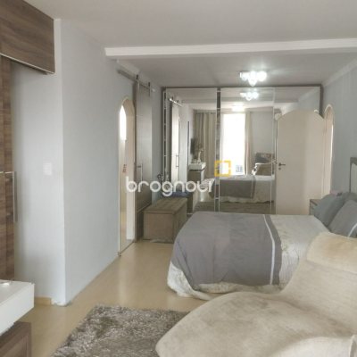 Casa com 420m², 5 quartos (sendo 3 suítes), 2 garagens, no bairro Barreiros em São José
