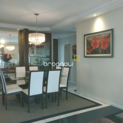 Casa com 420m², 5 quartos (sendo 3 suítes), 2 garagens, no bairro Barreiros em São José