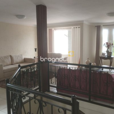 Casa com 420m², 5 quartos (sendo 3 suítes), 2 garagens, no bairro Barreiros em São José