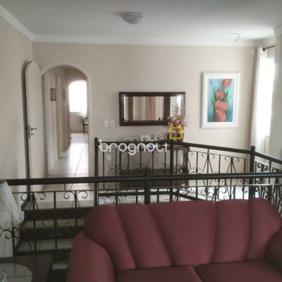 Casa com 420m², 5 quartos (sendo 3 suítes), 2 garagens, no bairro Barreiros em São José