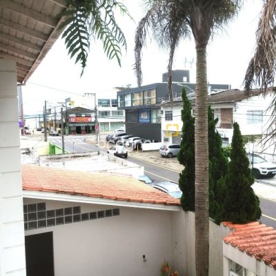 Casa com 420m², 5 quartos (sendo 3 suítes), 2 garagens, no bairro Barreiros em São José
