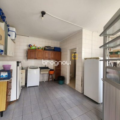 Casa com 330m², 5 quartos, 3 garagens, no bairro Balneário em Florianópolis