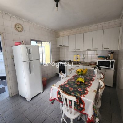 Casa com 330m², 5 quartos, 3 garagens, no bairro Balneário em Florianópolis