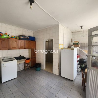 Casa com 330m², 5 quartos, 3 garagens, no bairro Balneário em Florianópolis