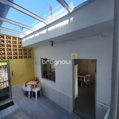 Casa com 330m², 5 quartos, 3 garagens, no bairro Balneário em Florianópolis