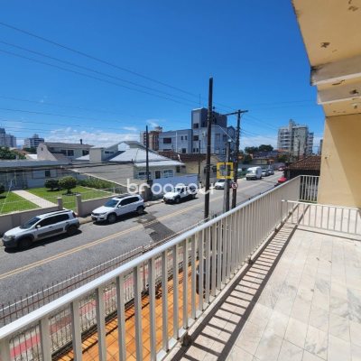 Casa com 330m², 5 quartos, 3 garagens, no bairro Balneário em Florianópolis
