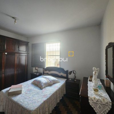 Casa com 330m², 5 quartos, 3 garagens, no bairro Balneário em Florianópolis
