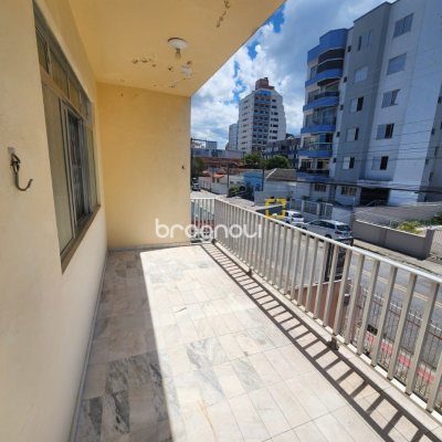 Casa com 330m², 5 quartos, 3 garagens, no bairro Balneário em Florianópolis