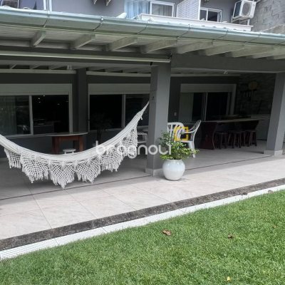 Casa com 152m², 2 quartos (sendo 1 suíte), 2 garagens, no bairro Cachoeira do Bom Jesus em Florianópolis