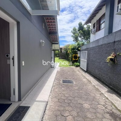 Casa com 152m², 2 quartos (sendo 1 suíte), 2 garagens, no bairro Cachoeira do Bom Jesus em Florianópolis