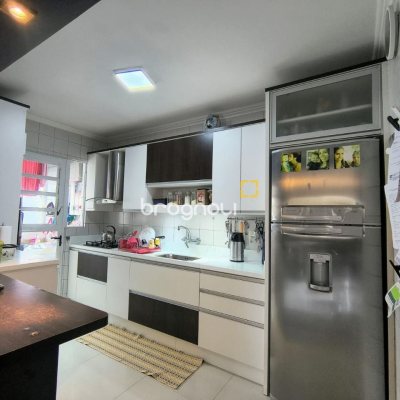 Apartamento com 91m², 3 quartos (sendo 1 suíte), 1 garagem, no bairro Abraão em Florianópolis
