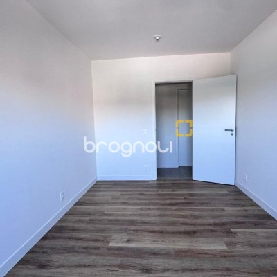 Apartamento com 102m², 2 quartos (sendo 2 suítes), 2 garagens, no bairro João Paulo em Florianópolis
