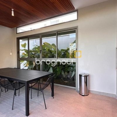 Apartamento com 102m², 2 quartos (sendo 2 suítes), 2 garagens, no bairro João Paulo em Florianópolis