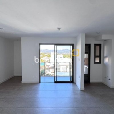 Apartamento com 102m², 2 quartos (sendo 2 suítes), 2 garagens, no bairro João Paulo em Florianópolis