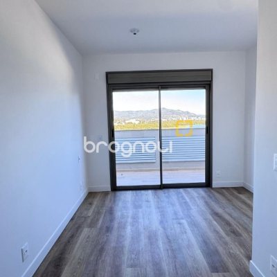 Apartamento com 102m², 2 quartos (sendo 2 suítes), 2 garagens, no bairro João Paulo em Florianópolis