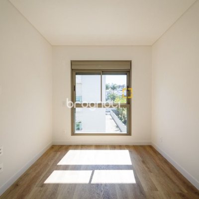 Apartamento com 96m², 2 quartos (sendo 2 suítes), 2 garagens, no bairro João Paulo em Florianópolis