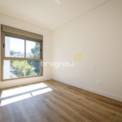 Apartamento com 96m², 2 quartos (sendo 2 suítes), 2 garagens, no bairro João Paulo em Florianópolis