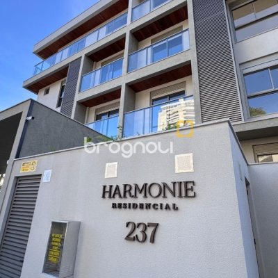 Apartamento com 96m², 2 quartos (sendo 2 suítes), 2 garagens, no bairro João Paulo em Florianópolis