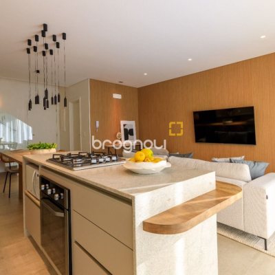 Apartamento com 106m², 2 quartos (sendo 2 suítes), 2 garagens, no bairro João Paulo em Florianópolis