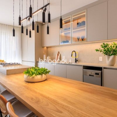 Apartamento com 106m², 2 quartos (sendo 2 suítes), 2 garagens, no bairro João Paulo em Florianópolis