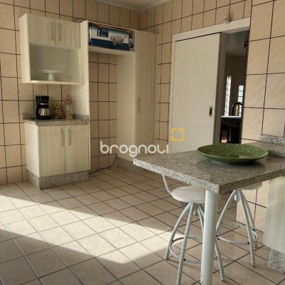 Casa com 276m², 4 quartos (sendo 1 suíte), 3 garagens, no bairro Jardim Cidade de Florianópolis em São José