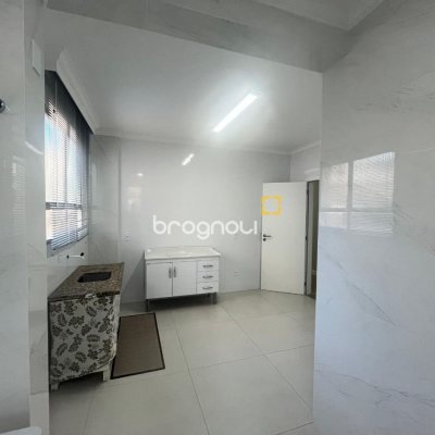 Apartamento com 150m², 3 quartos (sendo 1 suíte), 2 garagens, no bairro Centro em Florianópolis