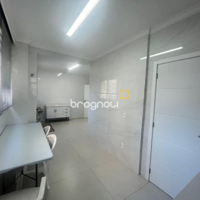 Apartamento com 150m², 3 quartos (sendo 1 suíte), 2 garagens, no bairro Centro em Florianópolis
