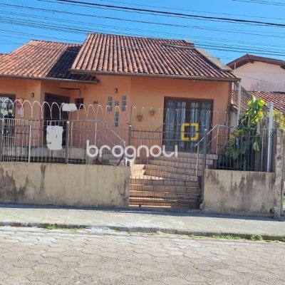 Casa com 304m², 3 quartos (sendo 2 suítes), 3 garagens, no bairro Jardim Atlântico em Florianópolis