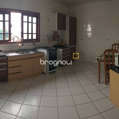 Casa com 304m², 3 quartos (sendo 2 suítes), 3 garagens, no bairro Jardim Atlântico em Florianópolis