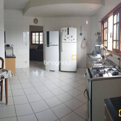 Casa com 304m², 3 quartos (sendo 2 suítes), 3 garagens, no bairro Jardim Atlântico em Florianópolis