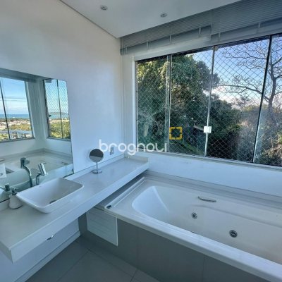 Casa com 350m², 3 quartos (sendo 3 suítes), 4 garagens, no bairro Morro das Pedras em Florianópolis