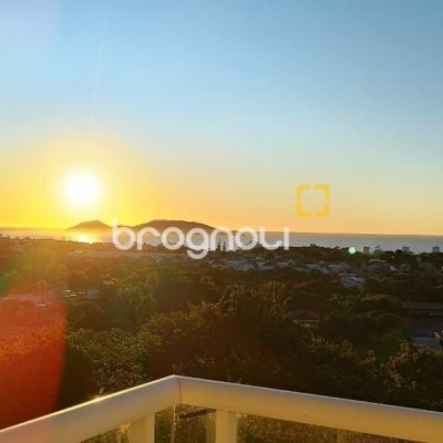 Casa com 350m², 3 quartos (sendo 3 suítes), 4 garagens, no bairro Morro das Pedras em Florianópolis