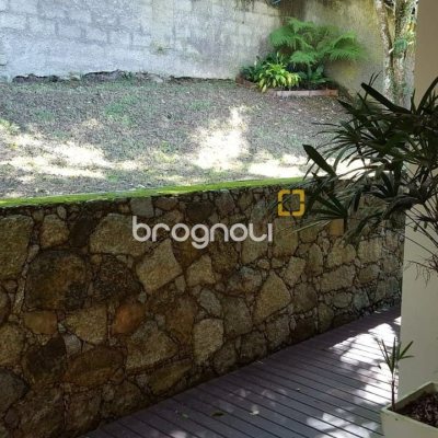 Casa com 350m², 3 quartos (sendo 3 suítes), 4 garagens, no bairro Morro das Pedras em Florianópolis