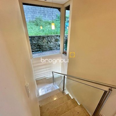 Casa com 350m², 3 quartos (sendo 3 suítes), 4 garagens, no bairro Morro das Pedras em Florianópolis