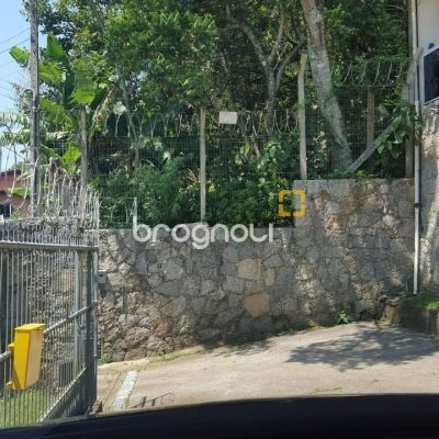 Casa com 350m², 3 quartos (sendo 3 suítes), 4 garagens, no bairro Morro das Pedras em Florianópolis