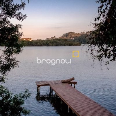 Casa de Condomínio com 141m², 2 quartos (sendo 2 suítes), 2 garagens, no bairro Lagoa da Conceição em Florianópolis