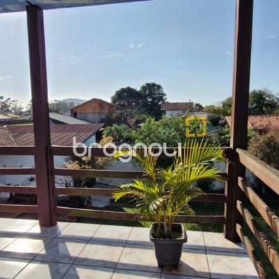 Casa com 150m², 4 quartos (sendo 1 suíte), 2 garagens, no bairro Rio Vermelho em Florianópolis