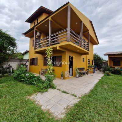 Casa com 150m², 4 quartos (sendo 1 suíte), 2 garagens, no bairro Rio Vermelho em Florianópolis