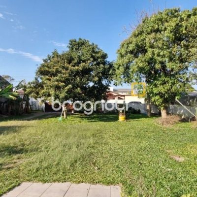 Casa com 150m², 4 quartos (sendo 1 suíte), 2 garagens, no bairro Rio Vermelho em Florianópolis