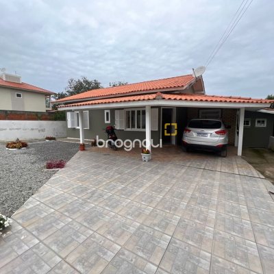 Casa com 140m², 3 quartos (sendo 1 suíte), 2 garagens, no bairro Rio Vermelho em Florianópolis