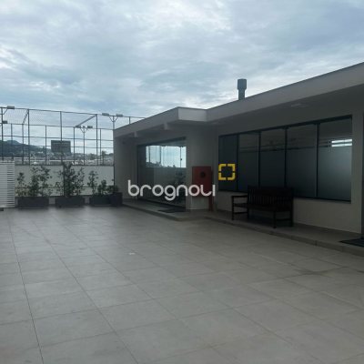 Apartamento com 81m², 2 quartos (sendo 1 suíte), 1 garagem, no bairro Centro em Florianópolis