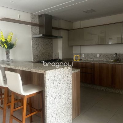 Apartamento com 81m², 2 quartos (sendo 1 suíte), 1 garagem, no bairro Centro em Florianópolis