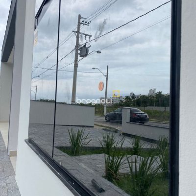 Casa com 128m², 3 quartos (sendo 1 suíte), 2 garagens, no bairro Sertão do Maruim em São José